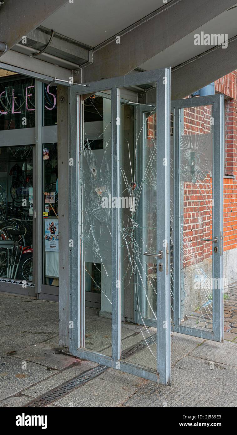 Vandalismusschäden an einer Glastür, Hamburg, Deutschland Stockfoto