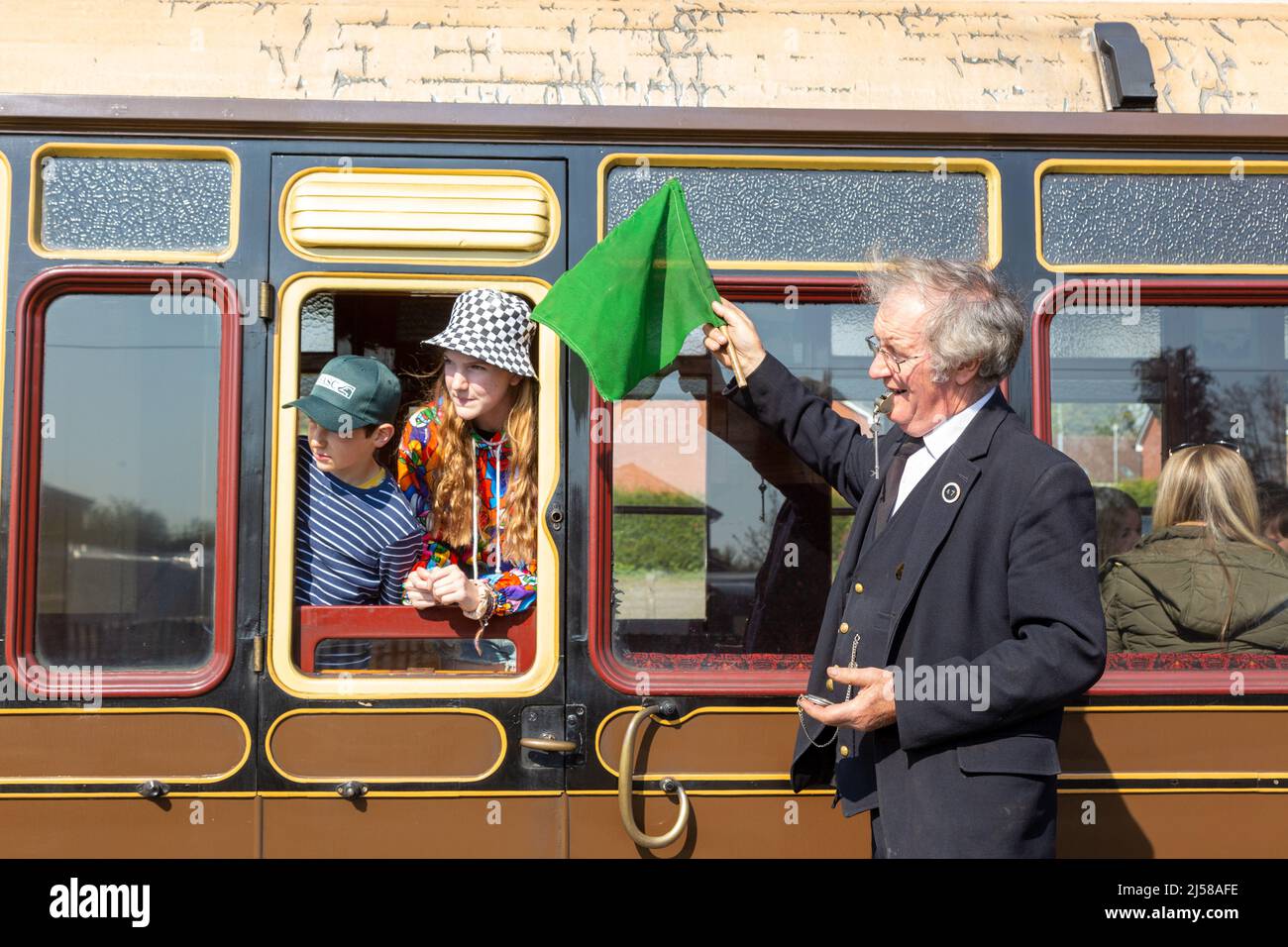 Kidderminster, Worcs, Großbritannien. 21. April 2022. Kinder beobachten, wie eine Wache am ersten Tag der Frühjahrs-Dampfgala der Severn Valley Railway von Kidderminster aus einen Dampfzug nach Bridgnorth schickt. Die SVR ist eine von vielen historischen Eisenbahnen in Großbritannien, die mit einem potenziellen kritischen Kohlemangel konfrontiert sind. Die britische Heritage Railways verbraucht derzeit etwa 26.000 Tonnen Kohle pro Jahr. Kredit: Peter Lopeman/Alamy Live Nachrichten Stockfoto