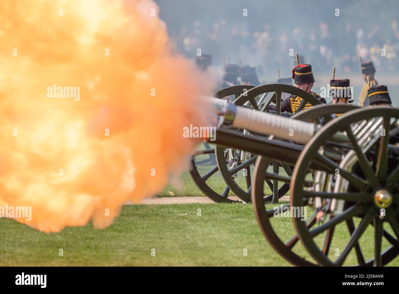 Hyde Park, London, Großbritannien. 21. April 2022. Die Königstruppe der Royal Horse Artillery feuern einen Royal Salute mit 41 Waffen aus sechs Feldpistolen 13 aus der Zeit des Ersten Weltkriegs ab, und die Band der Schotten Guards führen am 96.. Jahrestag der Geburt ihrer Majestät der Königin im Hyde Park ‘Happy Birthday’ durch. Quelle: Malcolm Park/Alamy Live News. Stockfoto