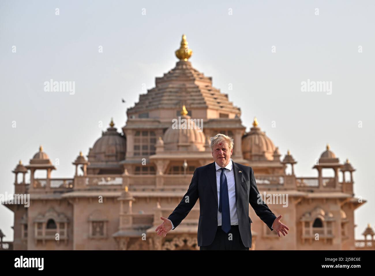 Premierminister Boris Johnson posiert auf seiner zweitägigen Reise nach Indien vor dem Swaminarayan Akshardham-Tempel in Gandhinagar, Ahmedabad. Bilddatum: Donnerstag, 21. April 2022. Stockfoto