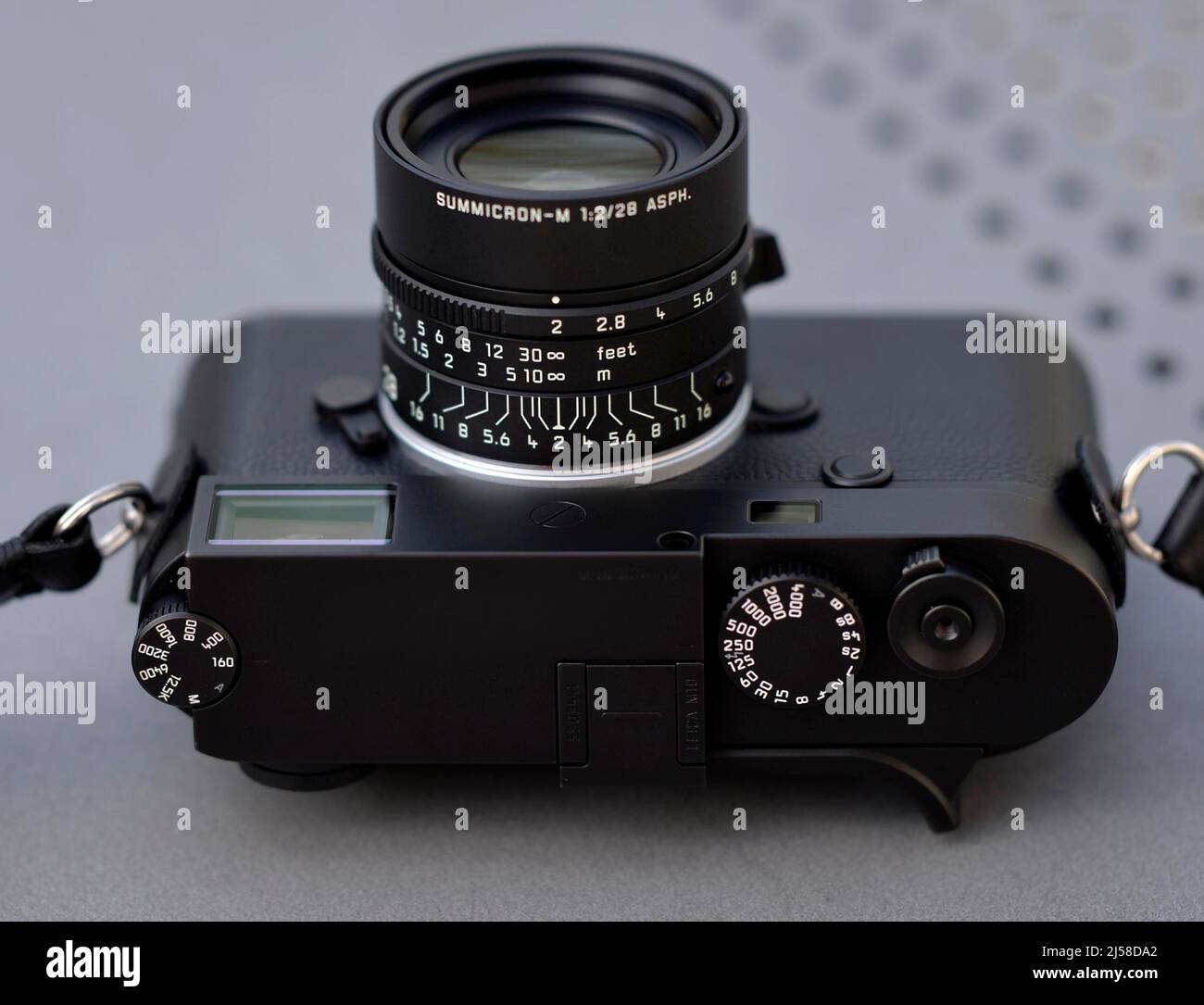 Studioaufnahme Leica M10 Monochrom, schwarz verchromt (2019), mit Sonderedition Summicron-M 2, 0 28 ASPH schwarz matt lackiert (2022) Stockfoto