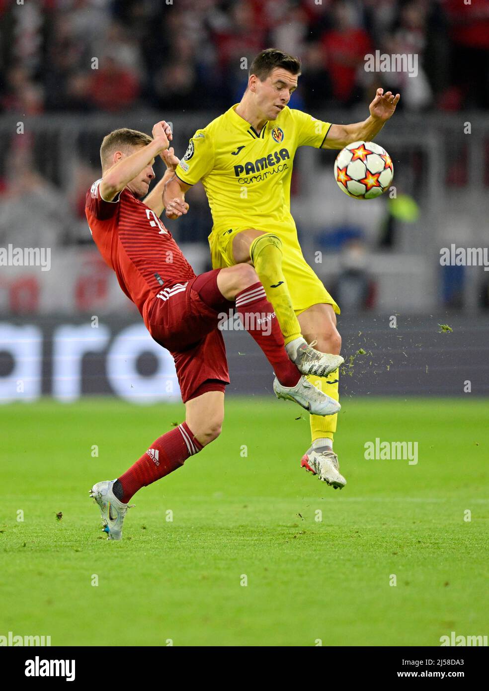 Zweikampf Joshua Kimmich FC Bayern München FCB (06) gegen Giovani Lo Celso FC Villarreal, Champions League, Allianz Arena, München, Bayern Stockfoto