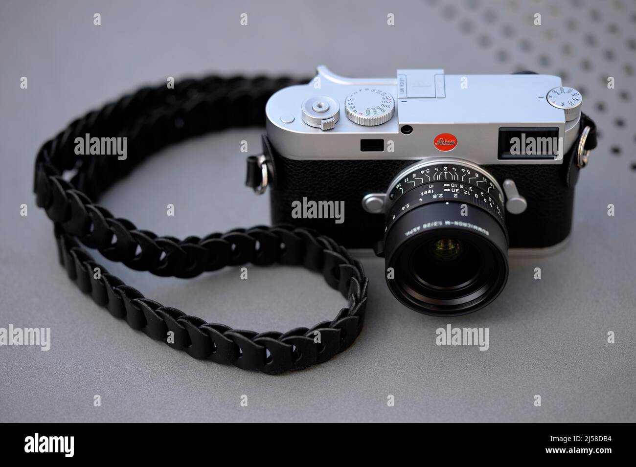 Studioaufnahme Leica M11 Gehaeuse silber verchromt (2022) () mit Sonderedition Summicron-M 2, 0 28 ASPH schwarz matt lackiert (2022) Stockfoto