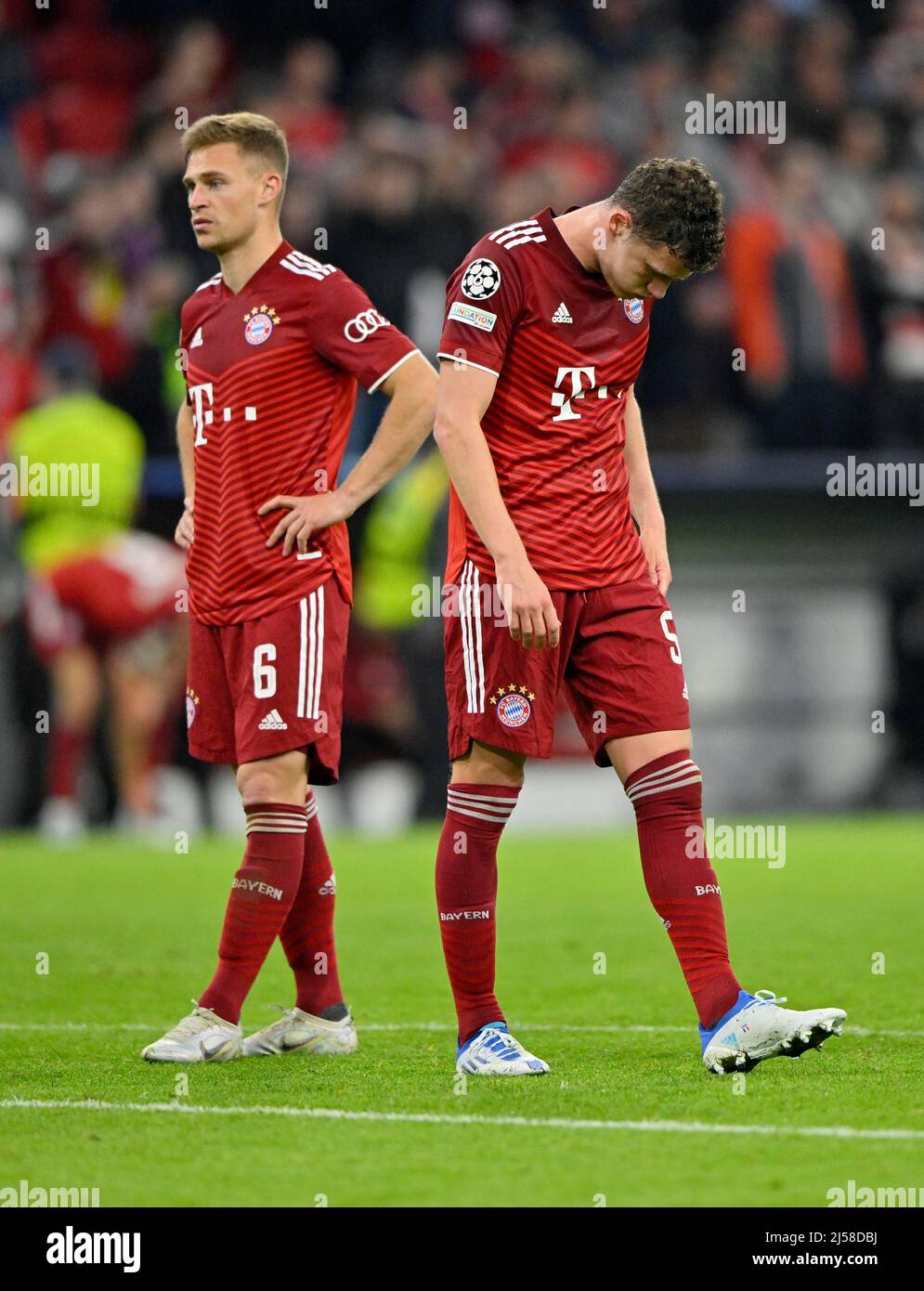 Enttaeuschung bei Josua Kimmich FC Bayern München FCB (06) und Benjamin Pavard FC Bayern München FCB (05), Champions League, Allianz Arena Stockfoto