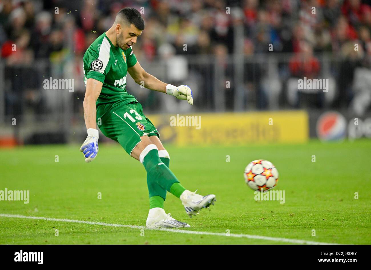 Torwart Geronimo Rulli FC Villarreal beim Abstoss, Champions League, Allianz Arena, München, Bayern, Deutschland Stockfoto