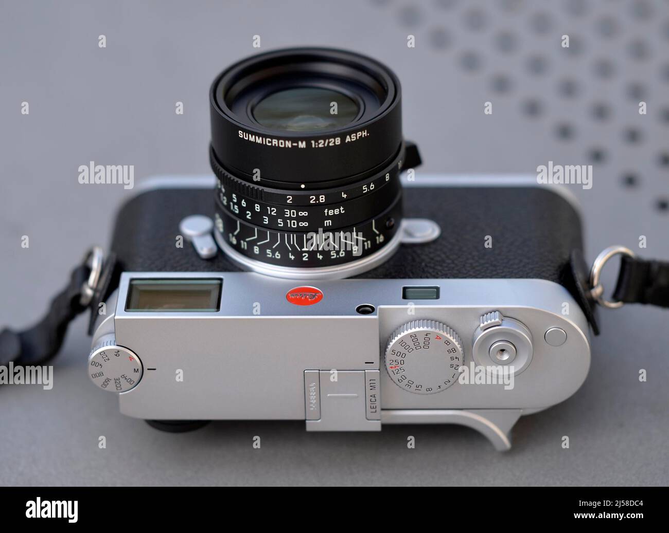 Studioaufnahme Leica M11 Gehaeuse silber verchromt (2022) mit Sonderedition Summicron-M 2, 0 28 ASPH schwarz matt lackiert (2022) Stockfoto