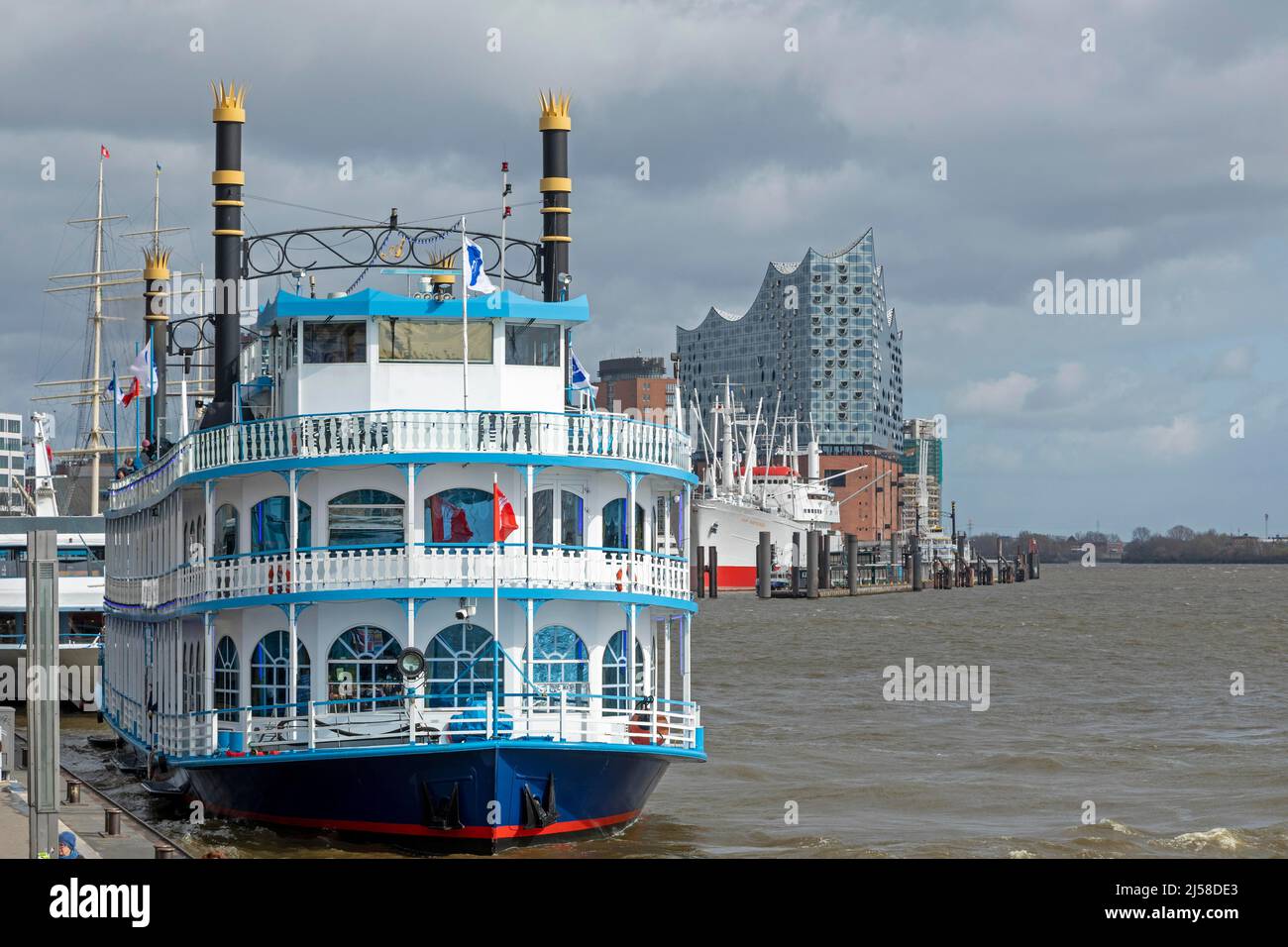 Raddampfer Louisiana Star, Landungsbrücken, Elbphilharmonie, Hafen, Hamburg, Deutschland Stockfoto