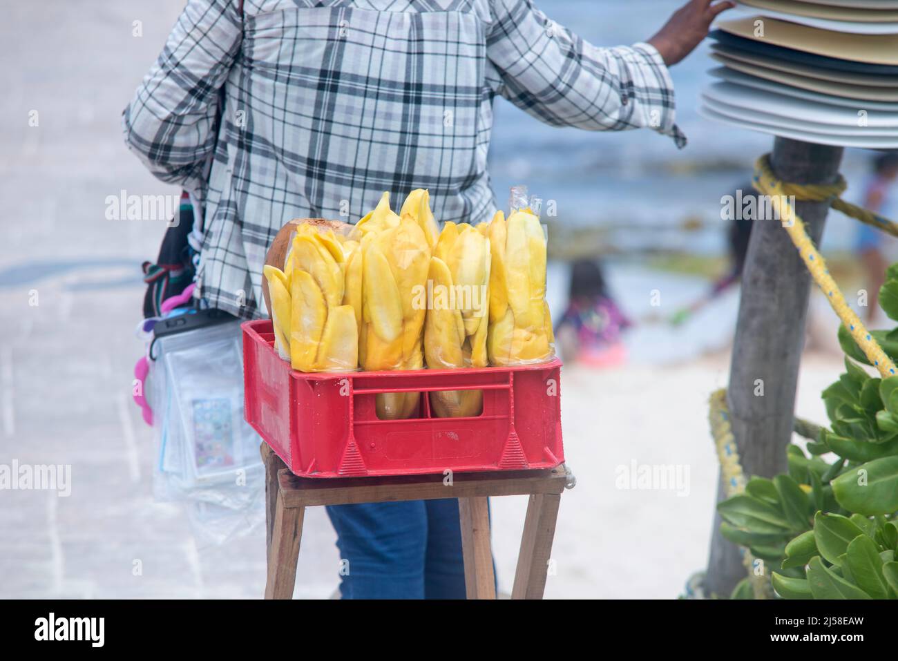 Rückansicht eines mexikanischen tropischen Obstverkäufer in der Nähe des Strandes, Mexiko. Selektive Fokussierung Stockfoto