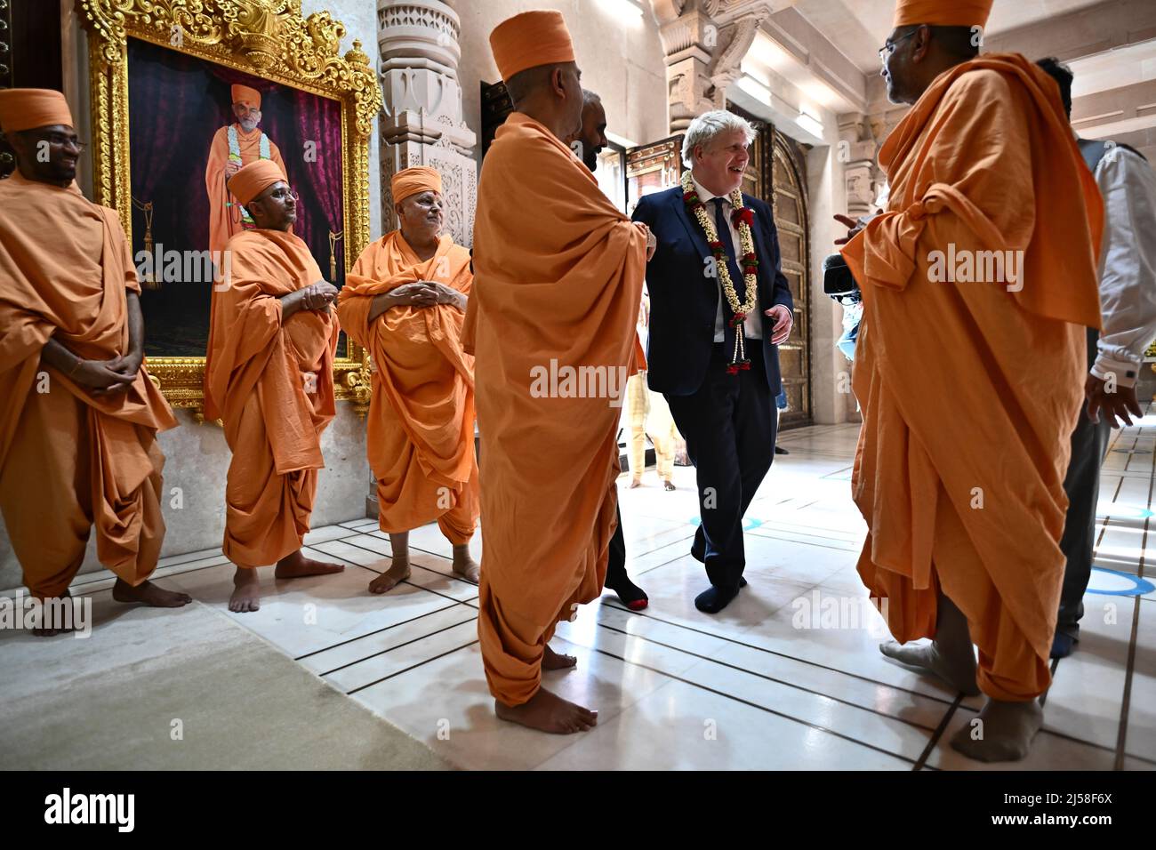 Premierminister Boris Johnson (Mitte) spricht zusammen mit Sadhus oder hinduistischen Holymen, während er den Swaminarayan Akshardham Tempel in Gandhinagar, Ahmedabad, im Rahmen seiner zweitägigen Reise nach Indien besucht. Bilddatum: Donnerstag, 21. April 2022. Stockfoto