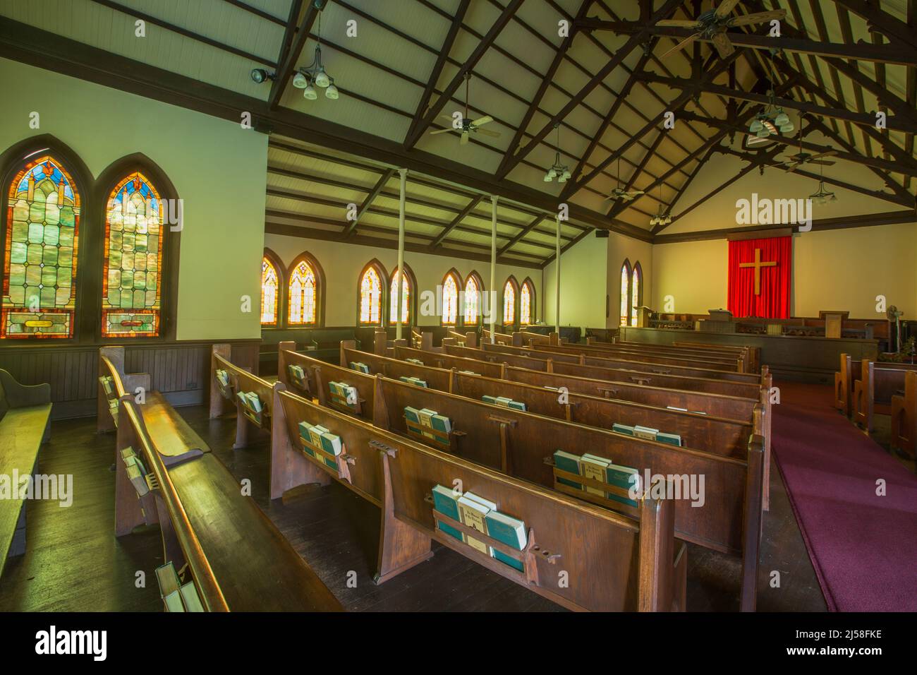 Das Innere der historischen Wai'oli Hui'ia Kirche in Hanalei, Kauai, Hawaii, erbaut 1912, um ein früheres Gebäude zu ersetzen und ist die älteste Kirche BU Stockfoto