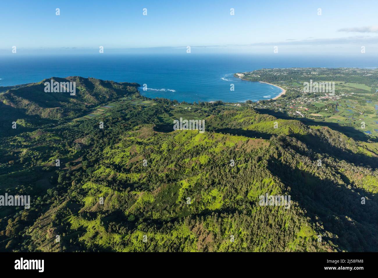 Der Pazifische Ozean und Hanalei Bay und die Stadt Hanalei mit der Stadt Princeville auf dem Punkt. Kauai, Hawaii. Stockfoto