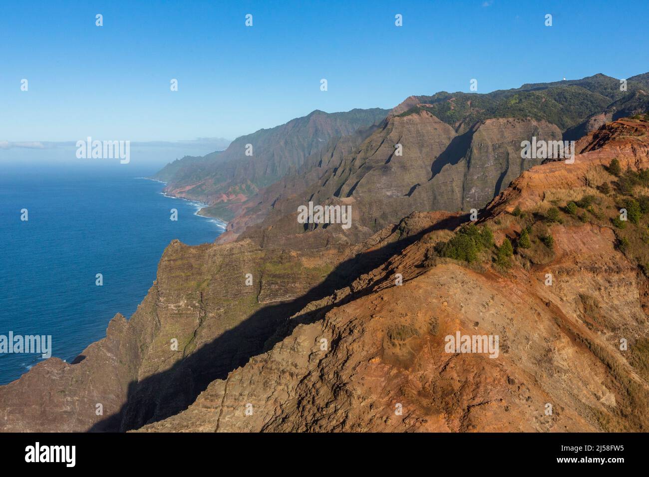 Eine Luftaufnahme der zerklüfteten Na Pali Klippen am Pazifik im Na Pali Coast State Park auf der Insel Kauai, Hawaii. Stockfoto