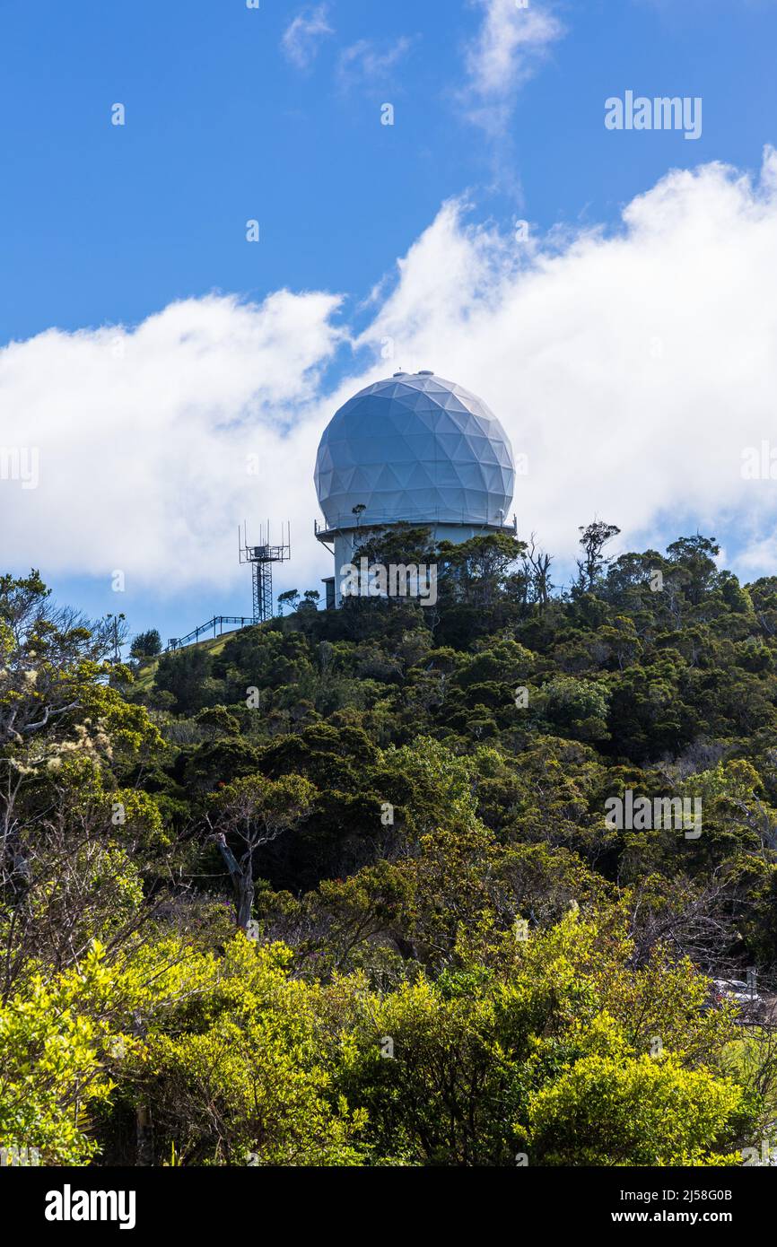 Eine Radarkuppel auf der Kokee Air Force Station im Kokee State Park auf der Insel Kauai, Hawaii, USA. Stockfoto