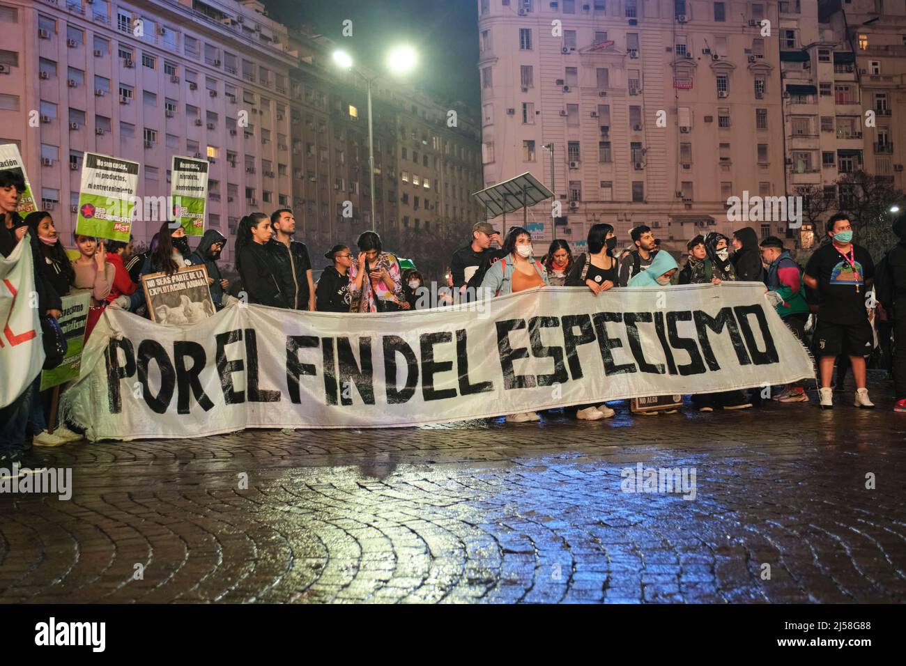 Buenos Aires, Argentinien; 1. Nov 2021: Weltvegantag. Aktivisten versammelten sich neben dem Obelisken mit einem Banner: Für das Ende des Speziesismus. Stockfoto