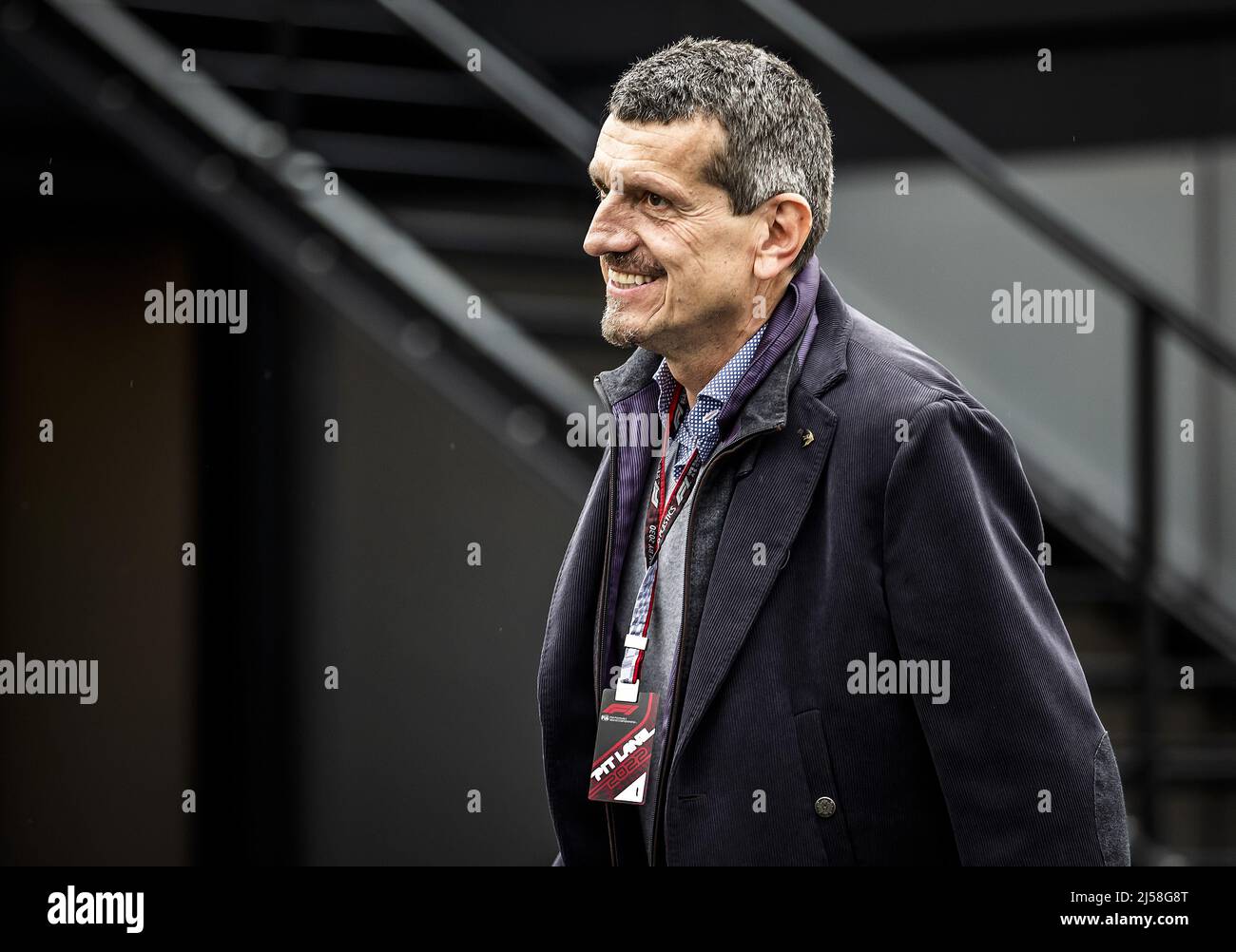 Imola, Italien. 21. April 2022. Imola, Italien, 21/04/2022, 2022-04-21 11:42:50 IMOLA - Team Manager Gunther Steiner (Haas F1 Team) bei der Ankunft am Autodromo Enzo e Dino Ferrari in Imola vor dem Grand Prix der Emilia Romagna F1. REMKO DE WAAL netherlands Out - belgium Out Credit: ANP/Alamy Live News Stockfoto