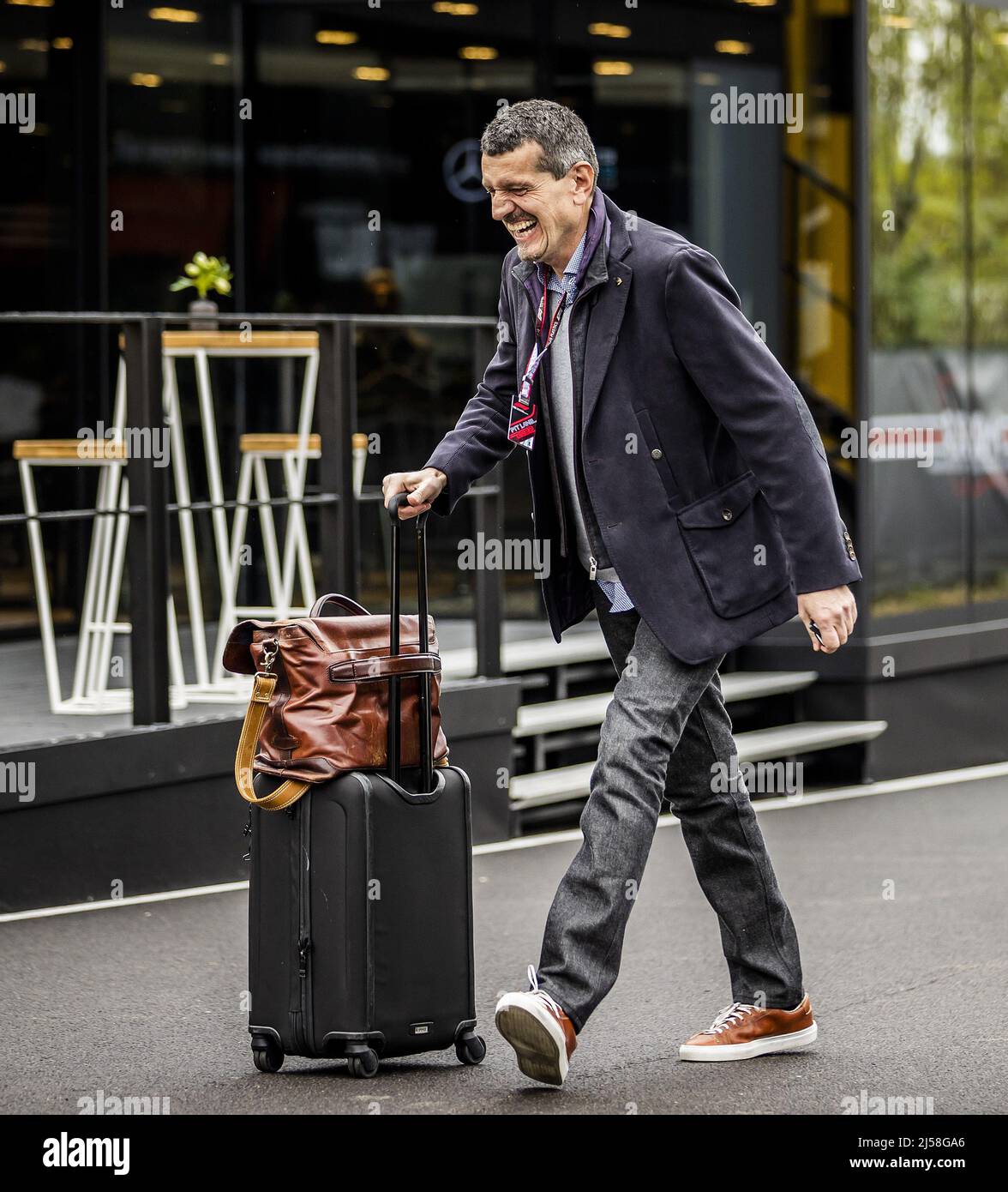 Imola, Italien. 21. April 2022. Imola, Italien, 21/04/2022, 2022-04-21 11:42:48 IMOLA - Team Manager Gunther Steiner (Haas F1 Team) bei der Ankunft am Autodromo Enzo e Dino Ferrari in Imola vor dem Grand Prix der Emilia Romagna F1. REMKO DE WAAL netherlands Out - belgium Out Credit: ANP/Alamy Live News Stockfoto