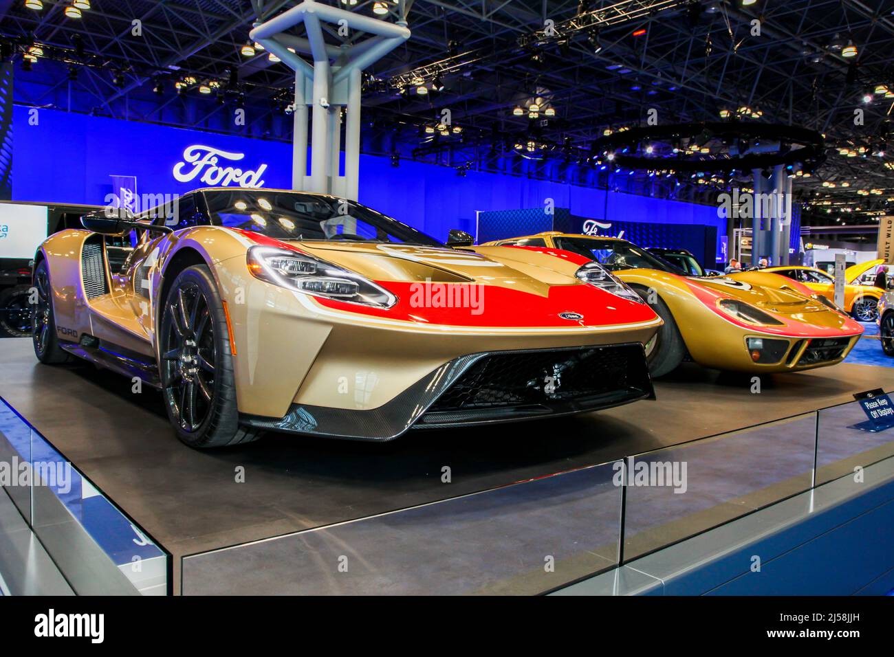 NEW YORK, NY, USA - 13. APRIL 2022: Ford GT40MKII/1016 und 2022 Ford GT Holman Moody Heritage Edition während der NYIAS im Jacobs Javits Center o Stockfoto