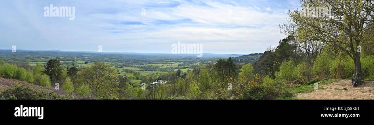 Holmbury Hill, Surrey, Großbritannien: Panoramablick vom Gipfel des Holmbury Hill, Teil der Surrey Hills Area of Outstanding Natural Beauty. Stockfoto