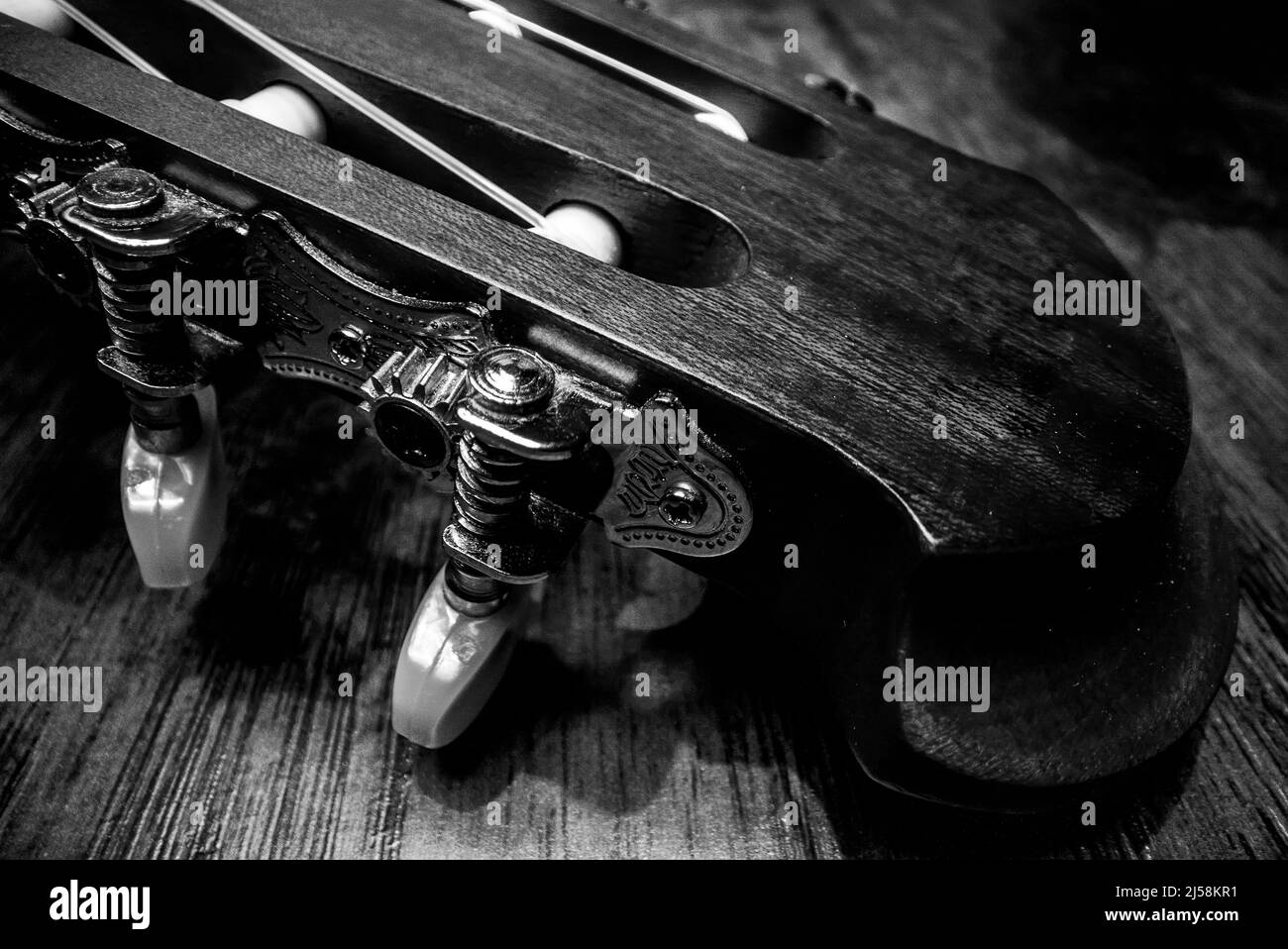 Die Gitarre wird an einer 6-saitigen spanischen Gitarre eingepeigt. Stockfoto
