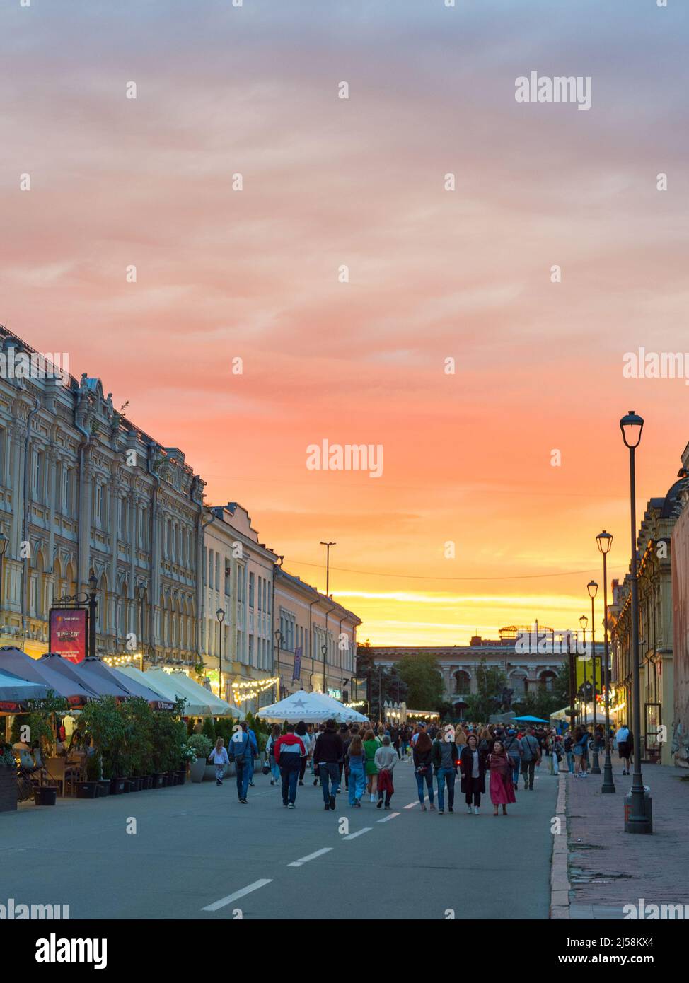 KIEW, UKRAINE - 14. JUNI 2021: Menschen gehen bei Sonnenuntergang durch die Altstadt von Kiew.Podol ist der historische Teil von Kiew Stockfoto