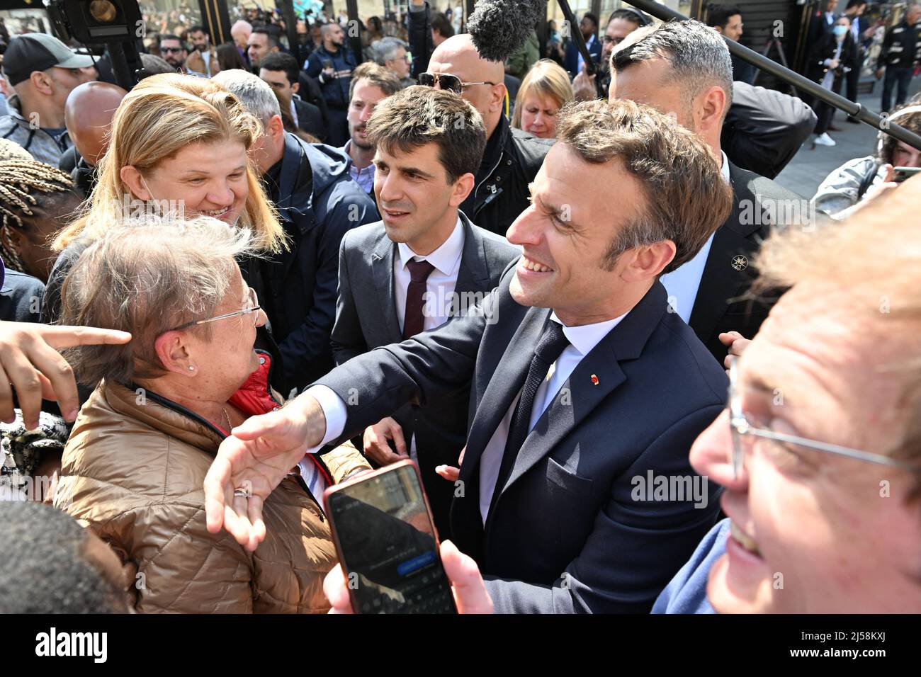 Präsidentschaftskandidat und französischer Präsident Emmanuel Macron, der am 21. April 2022 in Saint-Denis, außerhalb von Paris, Frankreich, einen Wahlkampf führt. In einer Stichwahl zwischen dem zentristischen Amtsinhaber Emmanuel Macron und der nationalistischen Rivalin Marine Le Pen stehen die französischen Wähler am Sonntag an den Umfragen. Foto von Jacques Witt/Pool/ABACAPRESS.COM Stockfoto