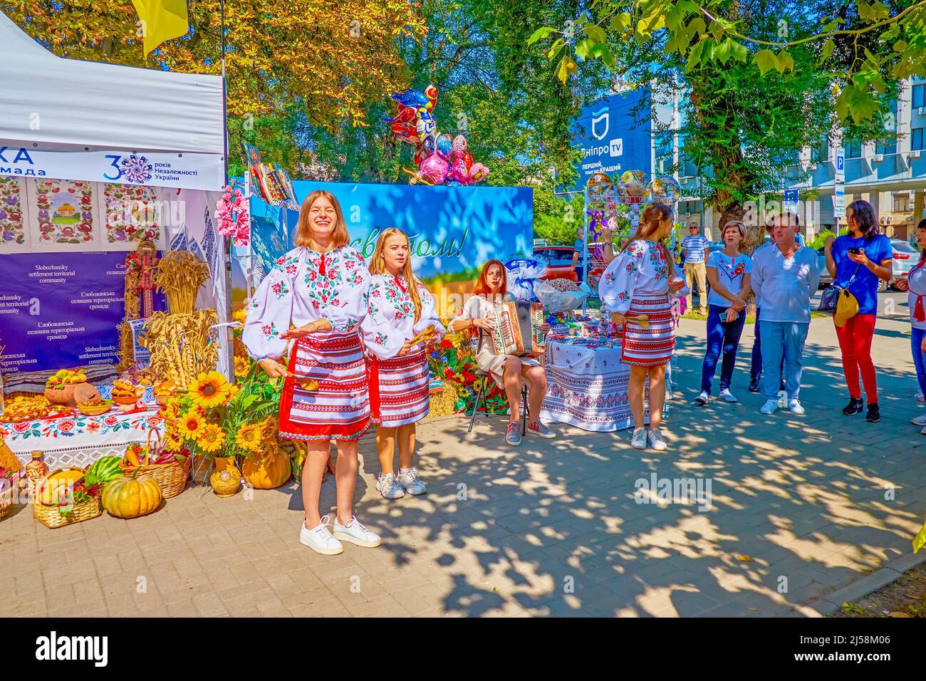 DNIPRO, UKRAINE - 24. AUGUST 2021: Die Mädchenband in traditioneller ukrainischer Kleidung und mit ethnischen Musikinstrumenten führt die Volkslieder und dan auf Stockfoto