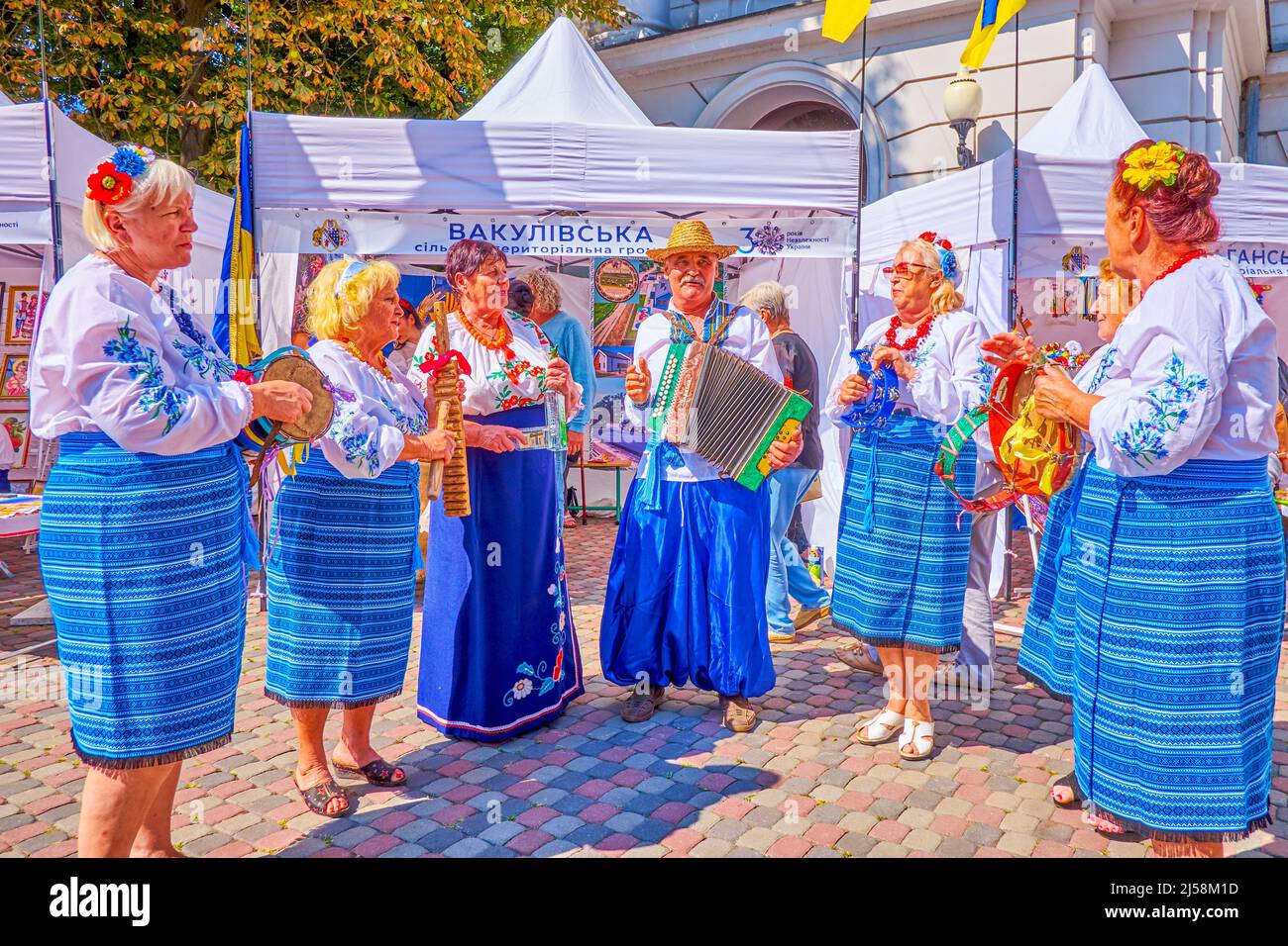 DNIPRO, UKRAINE - 24. AUGUST 2021: Volksmusikgruppe in der Feiertagsmesse, anlässlich des Unabhängigkeitstages, am 24. August in Dnipro Stockfoto