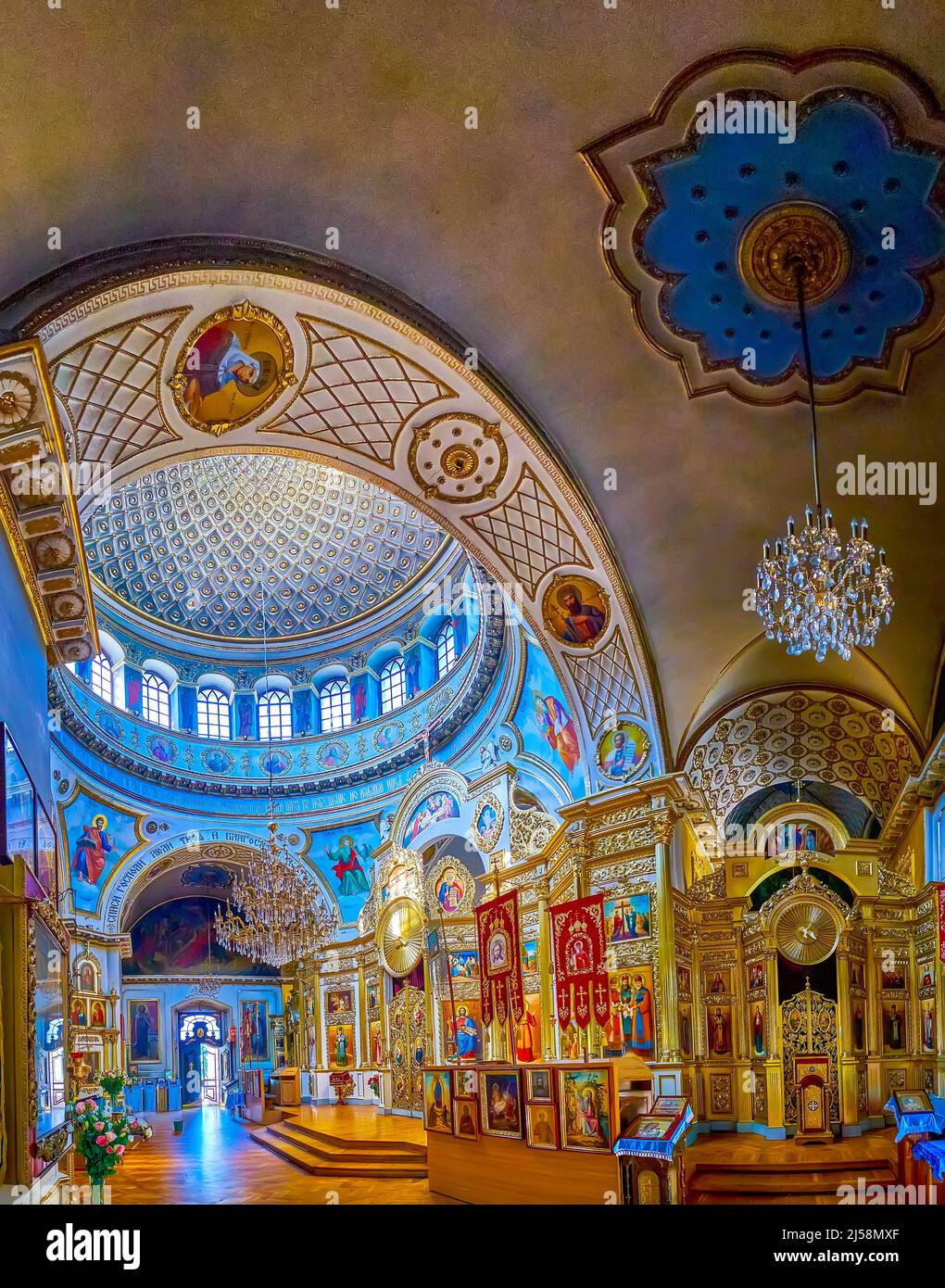 Panorama des Innenraums der Verklärung-Kathedrale, der wichtigsten orthodoxen Kirche von Dnipro, Ukraine Stockfoto