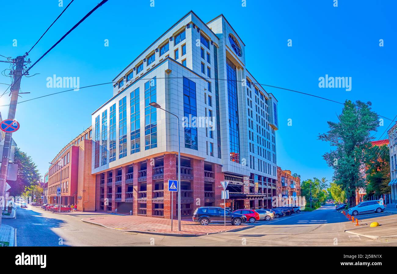 DNIPRO, UKRAINE - 24. AUGUST 2021: Die moderne Business-Center Treppe, im historischen Stadtteil Sobornyi, am 24. August in Dnipro, Ukraine Stockfoto