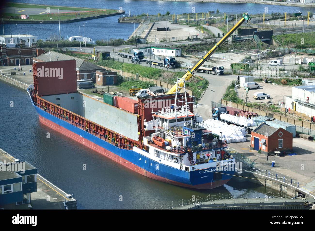 Luftaufnahme des Frachtschiffes CELTIC MARINER neben der KGV-Schleuse in den Londoner Royal Docks, die bereit sind, eine Ladung Zementpulver aus Portugal zu entladen Stockfoto