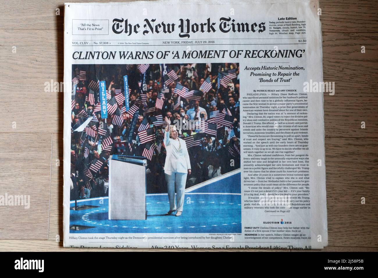 Am 29. Juli 2016 verkündete die New York Times, dass Hillary Clinton die Nominierung der Demokraten für den US-Präsidenten mit der Überschrift gewonnen habe: „Clinton warnt vor dem „Moment of Reckoning“. Stockfoto