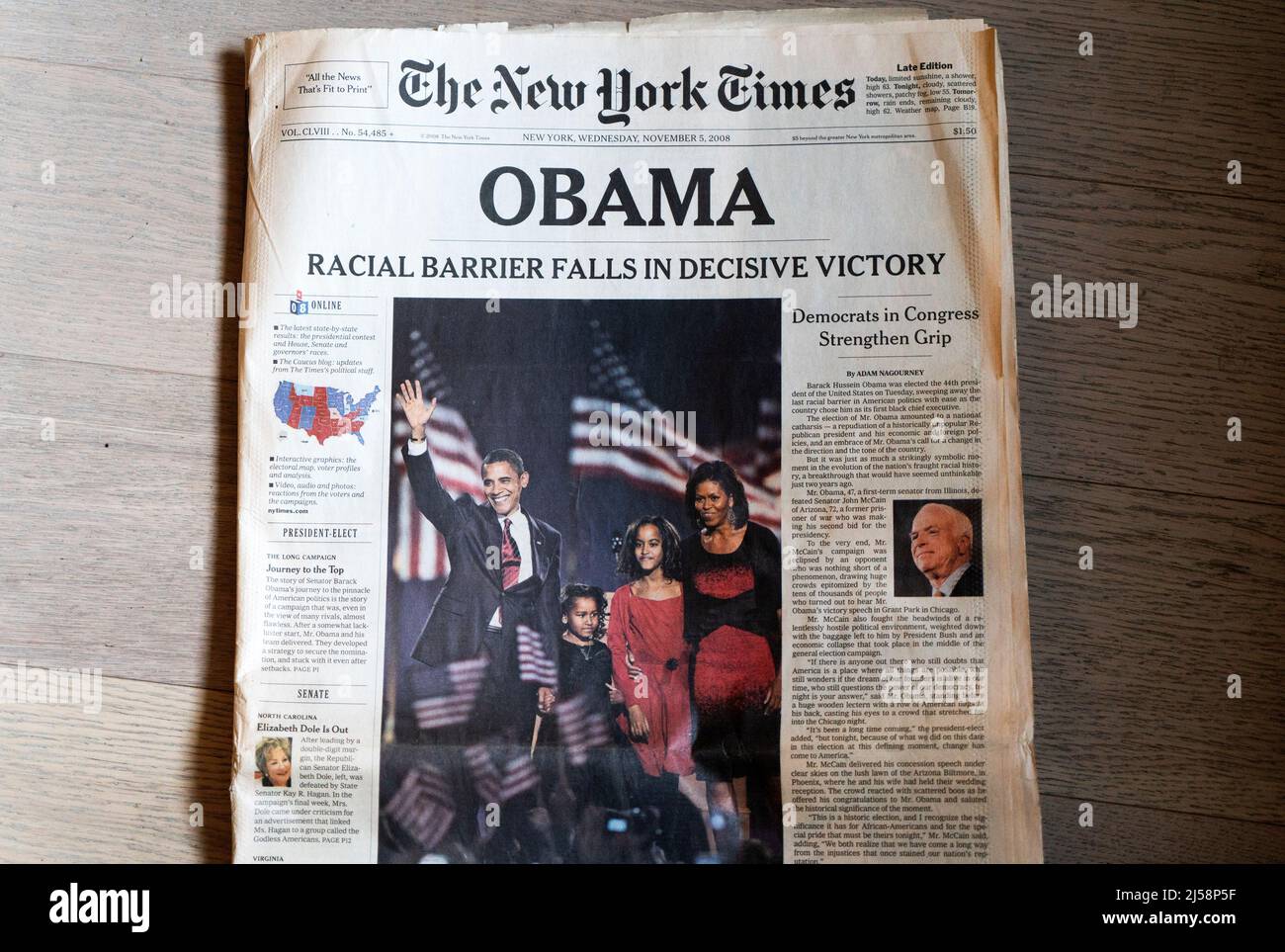 Am 5. November 2008 verkündete die New York Times den Sieg von Barrack Obama bei den US-Präsidentschaftswahlen mit der Überschrift „Obama“, gefolgt von „Rassenbarriere fällt im entscheidenden Sieg“. Stockfoto