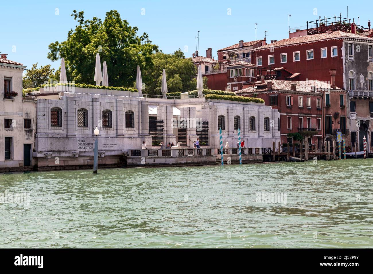 VENEDIG, ITALIEN - 18. MAI 2018: Dies ist die Peggy Guggenheim Collection, ein kleines Museum für zeitgenössische Kunst in einem alten Palast am Canale Grande. Stockfoto