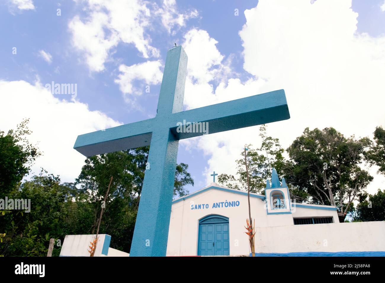 Niedrige Ansicht der katholischen Kirche von Santo Antonio in der Landschaft der Stadt Nilo Pecanha im Br Stockfoto