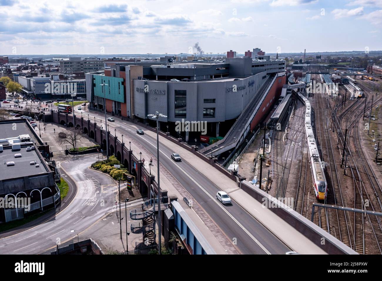 DONCASTER, GROSSBRITANNIEN - 15. APRIL 2022. Eine Luftaufnahme des Doncaster Frenchgate Shopping Centers mit Straßen- und Bahnzugang für Einkäufer Stockfoto