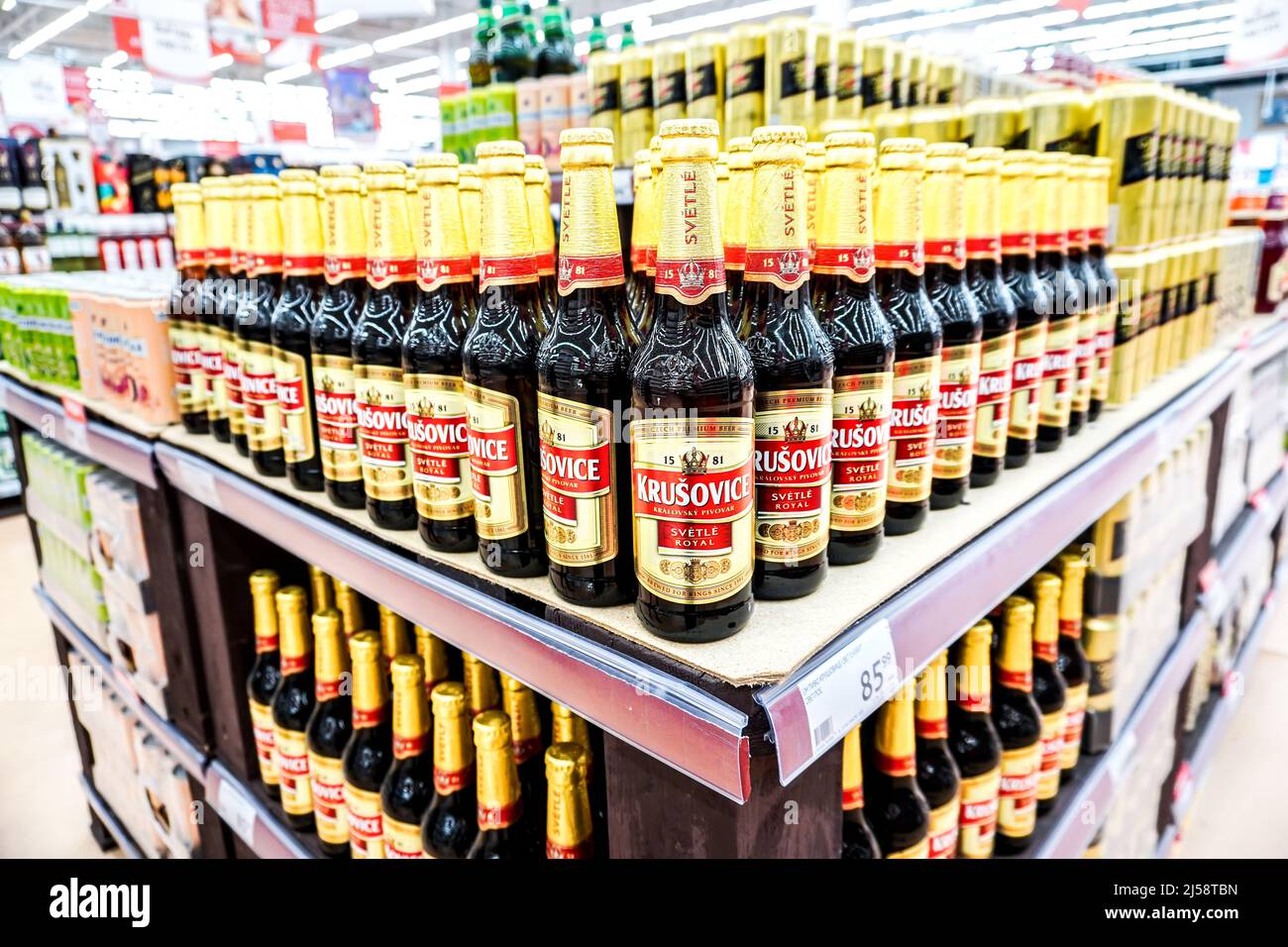 Samara, Russland - 19. April 2022: Das tschechische Bier von Krusovice wird in einem Laden verkauft. Verschiedene alkoholische Getränke in Glasflaschen und Spirituosen Stockfoto