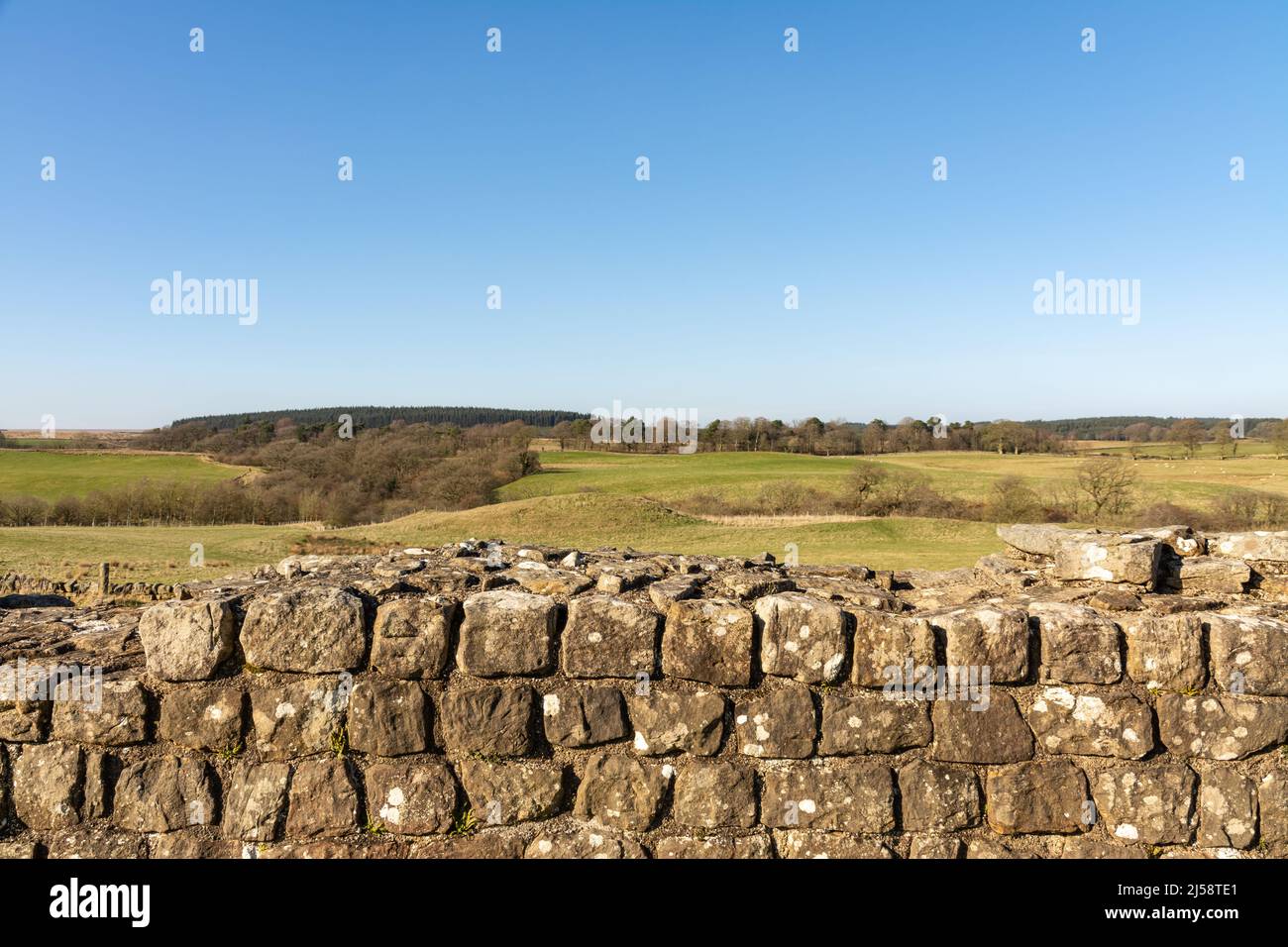 Die Hadriansmauer, auch römische Mauer genannt, ist eine ehemalige Verteidigungsanlage der römischen Provinz Britannia, die 122 n. Chr. begonnen wurde Stockfoto