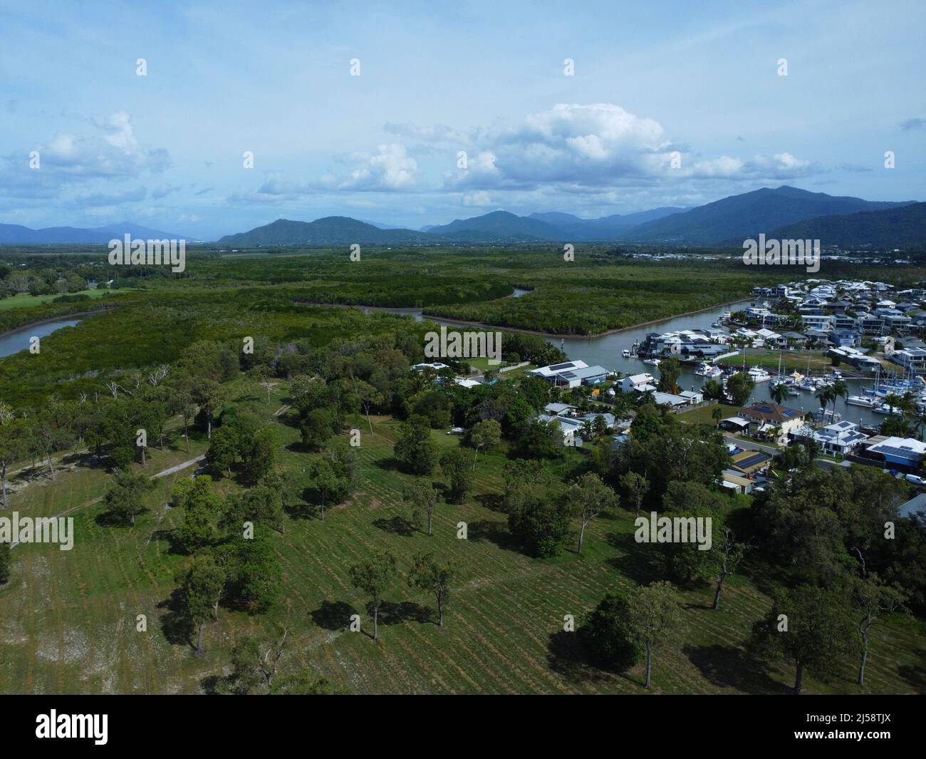 Luftaufnahme des trinity Hafens mit Häusern, Bergen und Mangroven Stockfoto