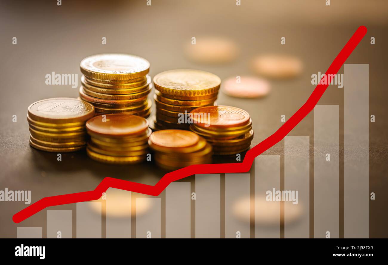 Stapel von Geldmünzen mit Grafik und roter Linie des Wachstumschart Stockfoto