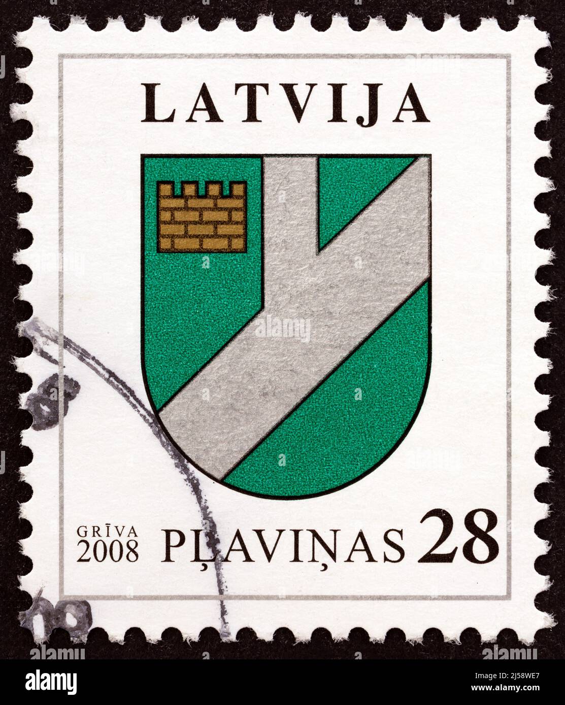 LETTLAND - UM 2008: Eine in Lettland gedruckte Briefmarke aus der Ausgabe 'Wappen' zeigt das Wappen von Plavinas, um 2008. Stockfoto