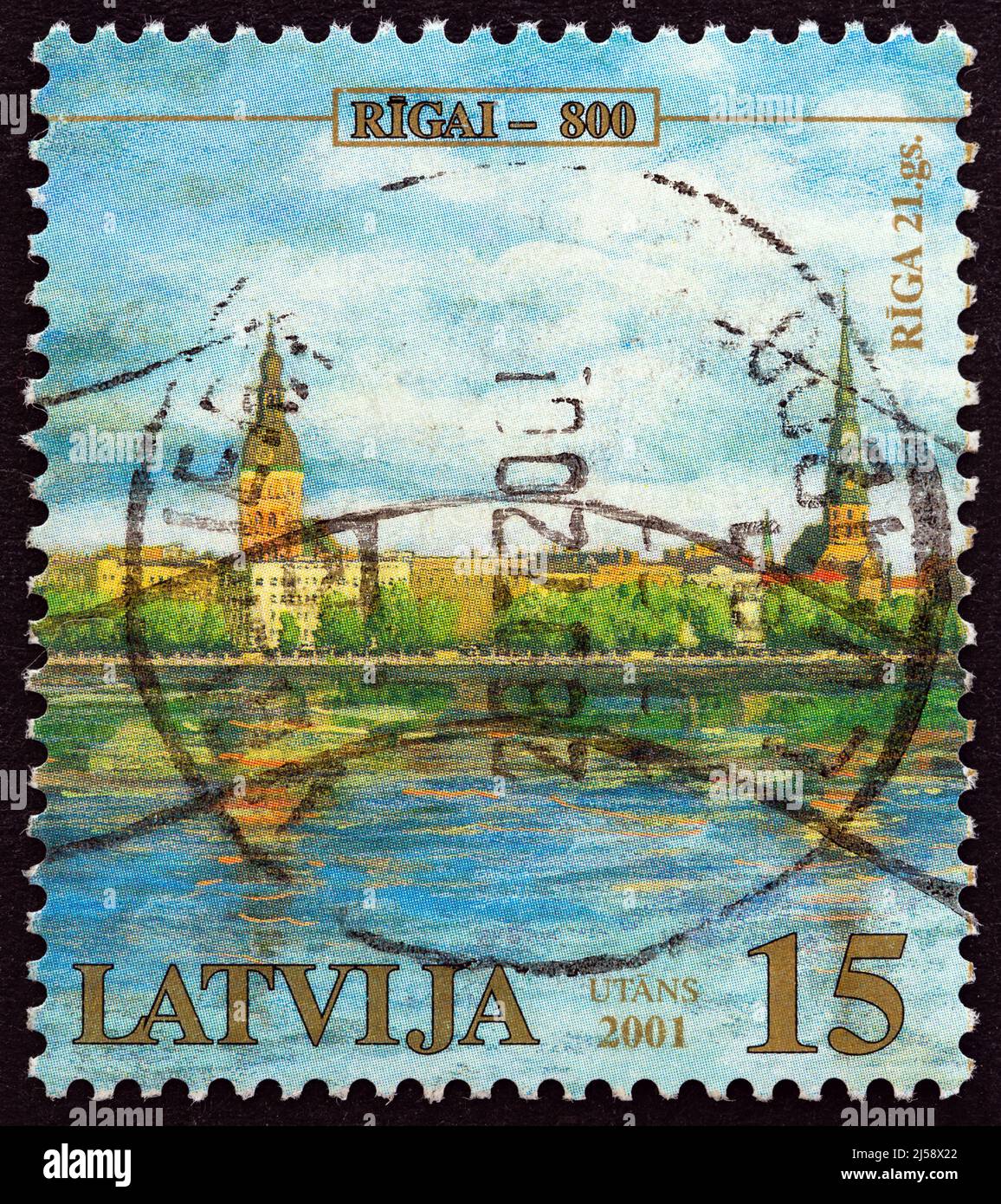 LETTLAND - UM 2001: Eine in Lettland gedruckte Briefmarke aus der Ausgabe '800. Anniversary of Riga' zeigt Riga, 21.. Jahrhundert, um 2001. Stockfoto