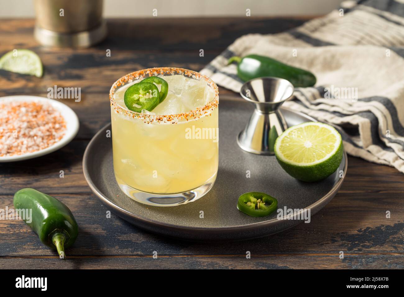 Würzige Jalapeno Margarita mit Tequila und Limette Stockfoto