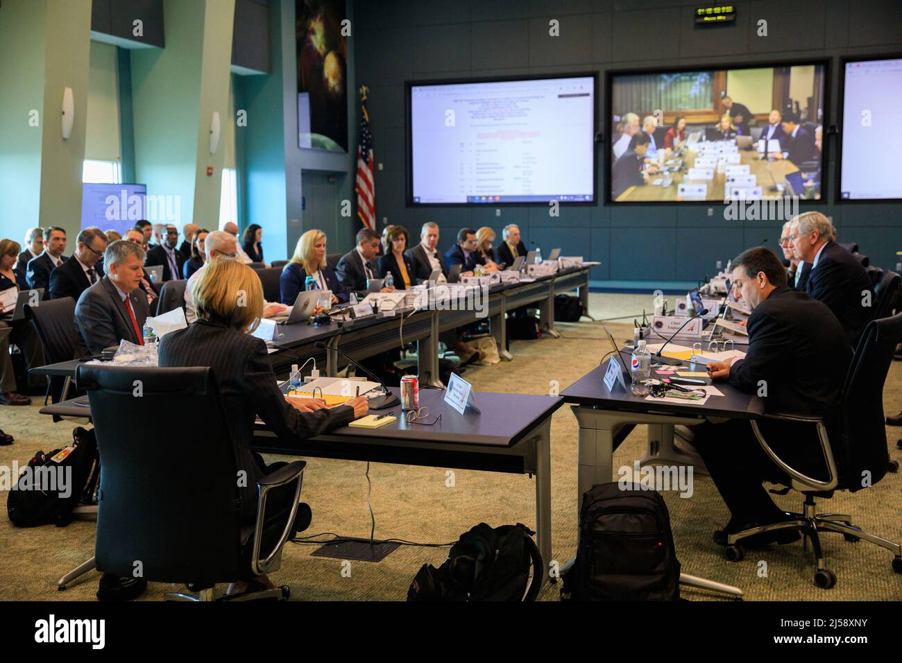 Die NASA SpaceX Crew-4 Flight Readiness Review findet am Freitag, den 15. April 2022, im Kennedy Space Center in Cape Canaveral, Florida, statt. Die Mission soll am Samstag, den 23. April 2022, um 5:26 Uhr EDT vom Launch Complex 39A des Weltraumhafens Florida starten. Die NASA-Astronauten Kjell Lindgren, Bob Hines und Jessica Watkins sowie die Astronautin der Europäischen Weltraumorganisation Samantha Cristoforetti werden an Bord des Crew Dragon von SpaceX mit der Falcon 9-Rakete des Unternehmens zur Station fliegen. Foto von Kim Shiflett/NASA Quelle: UPI/Alamy Live News Stockfoto