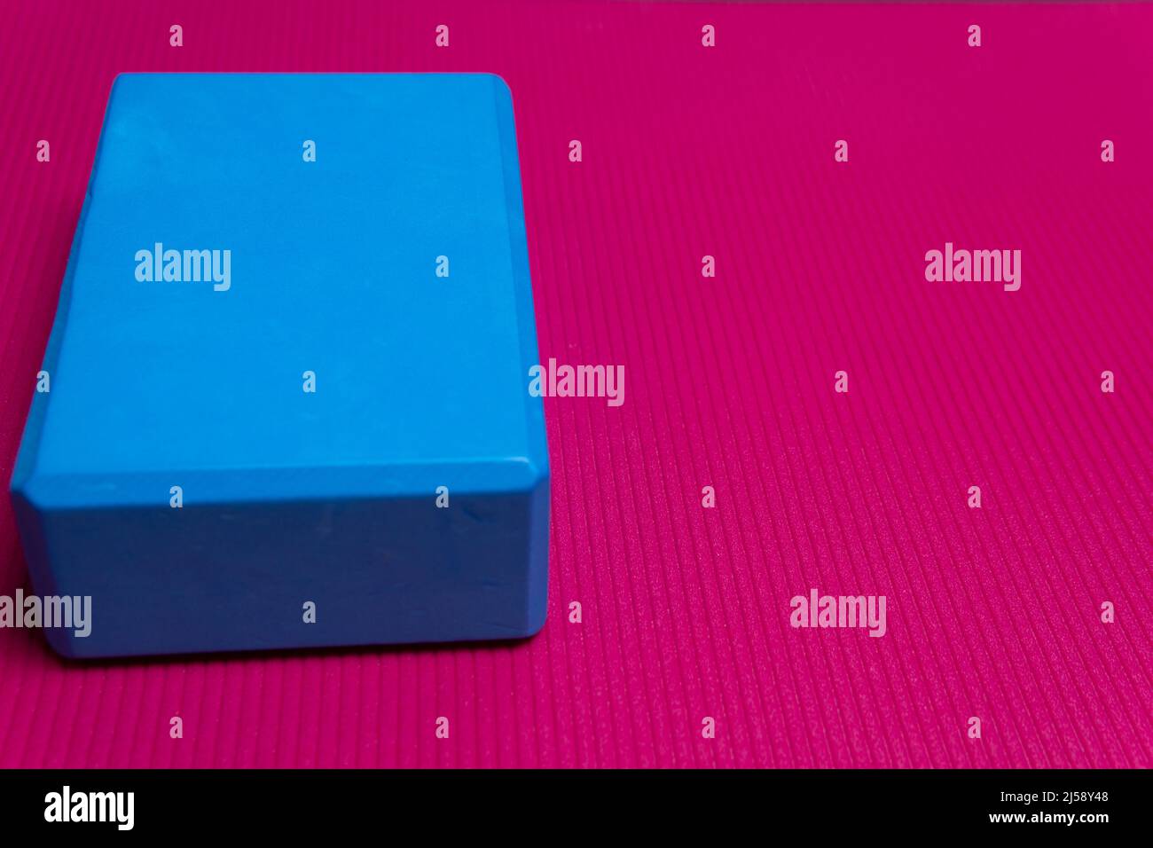 Yoga Hintergrund quadratisch rot Raum Design abstrakt Sport Textur, Konzept gesund Lebensstil Flexibilität Kopie aus Holz von mental friedlich, Position Stockfoto