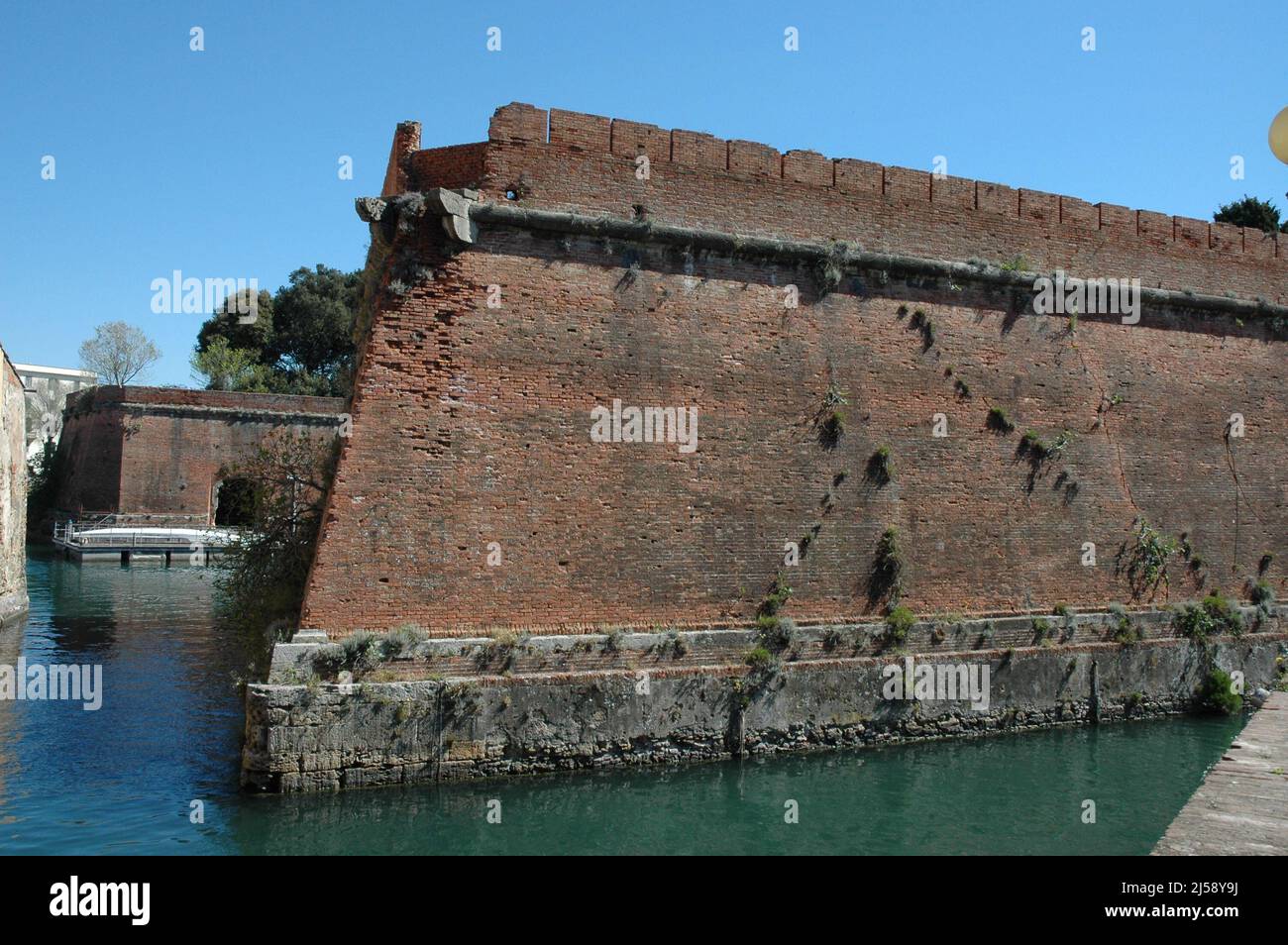 Festung Medici im Zentrum von Livorno mit einem Kanal, der mit dem Hafen verbunden ist Stockfoto