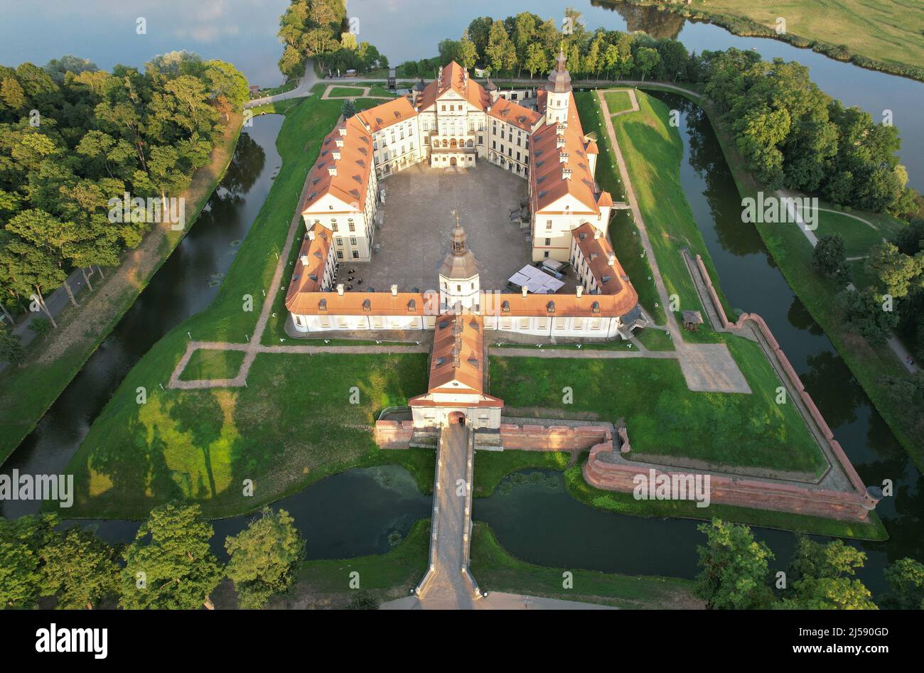 Altes Schloss in nesvizh Luftdrohnenansicht auf Sommerzeit Stockfoto