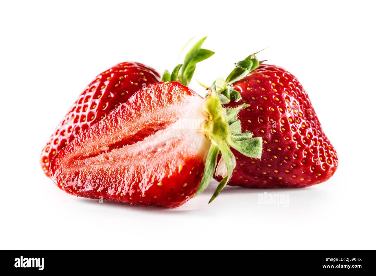 Drei frische Erdbeeren auf einem isolierten weißen Hintergrund. Stockfoto