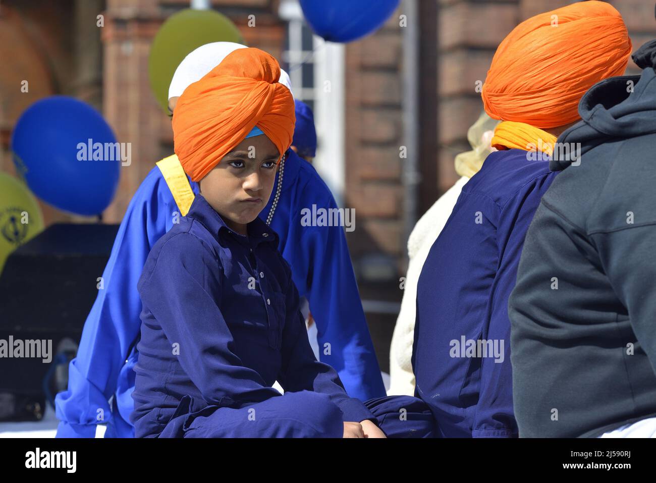 Gravesend, Kent, Großbritannien. 16.. April 2022. Tausende von Mitgliedern der großen Sikh-Gemeinschaft von Gravesend durchlaufen die Stadt vom Guru Nanak Darbar Gur Stockfoto