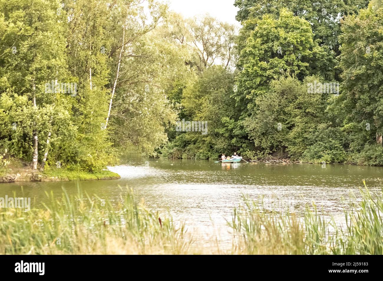 Ein Boot, das auf dem See schwimmt. Spring Park. Natur. Ruhe. Verliebte Paare Stockfoto