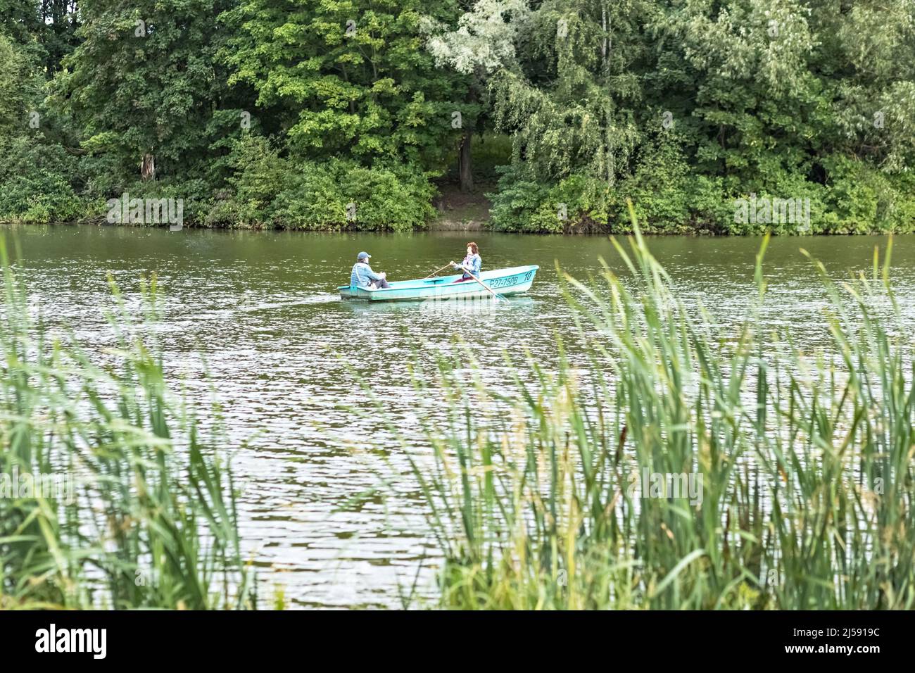 Ein Boot, das auf dem See schwimmt. Spring Park. Natur. Ruhe. Verliebte Paare Stockfoto